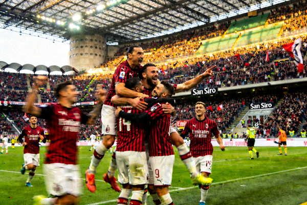 AC米兰球员在圣西罗球场庆祝进球的激动瞬间